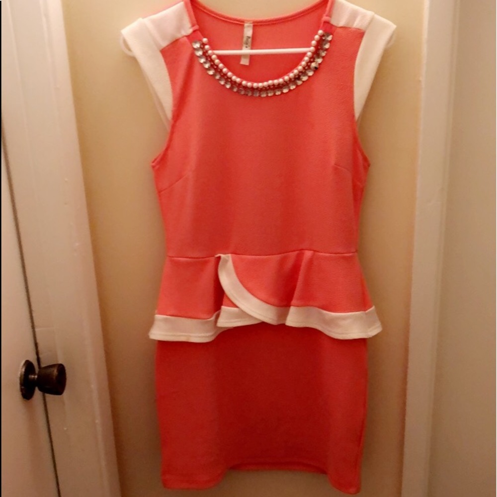 Coral Dress!! Perfect for a night out!! ❤️